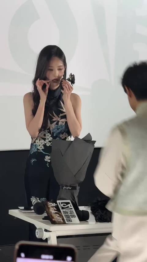 李现不愧是“摄影师”来的 要给李一桐出片了 这个姿势太标准了