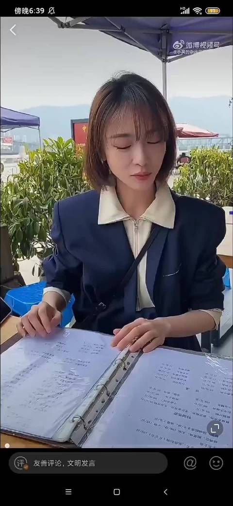 吴谨言成都发布会用四川话介绍座驾并现场点菜
