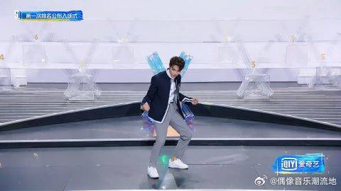 李宇春入场，大领带太亮了，比梁森关头还亮！
