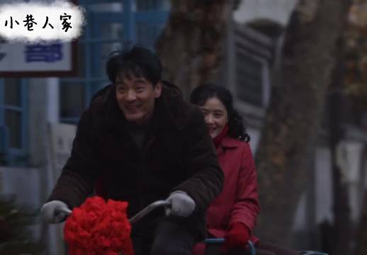蒋欣头型小巧五官精致，巴掌脸令人惊艳