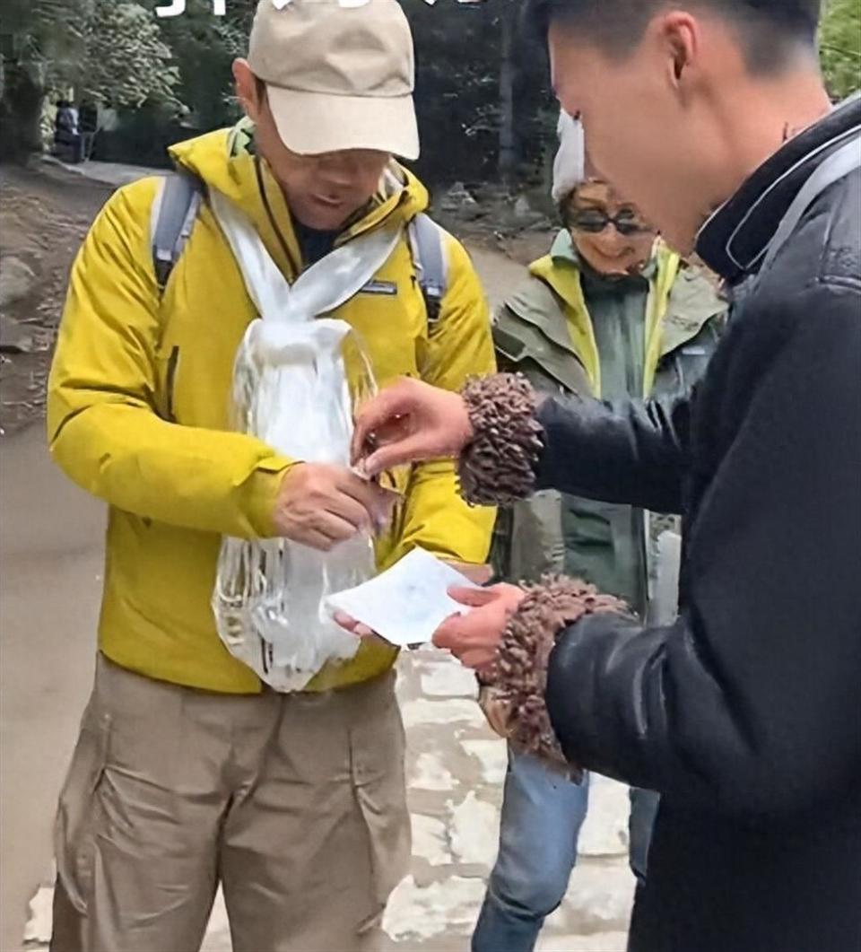 偶遇刘青云夫妇爬山，身材健壮高反嘴唇发白，郭蔼明气质好显年轻