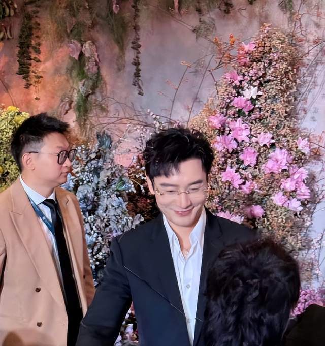 众星现身何猷君奚梦瑶婚礼答谢宴！黄晓明笑容满面，陈乔恩金莎等聚一起热聊