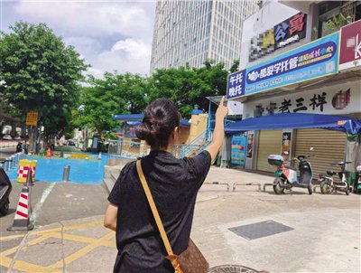 “午托老师 用激光笔照我们” “午托老师 用激光笔照我们”