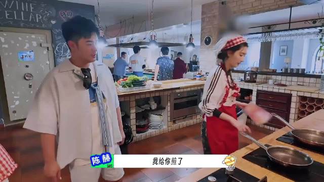 王玉雯不愧是内娱小厨娘，分分钟搞定7人早餐，各个卖相都超绝！