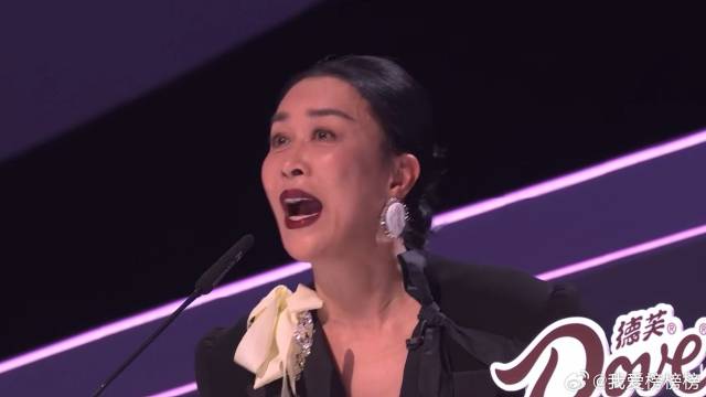 最喜欢那英评价！看见萌妹一个劲喊小美，不愧是真性情