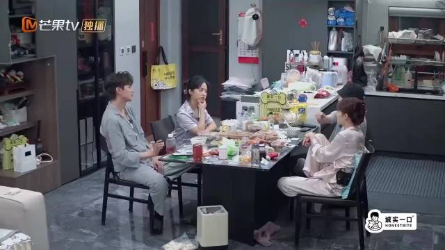 沈月首次谈相差11岁的弟弟，对自己毕恭毕敬，妥妥家生仆惹爆笑