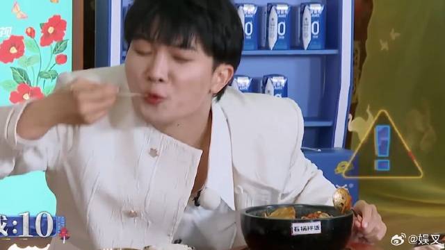 周深用筷子喝汤，自嘲与导演关系不好
