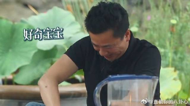 来蘑菇屋都得干活，大BOSS王中磊手磨咖啡，毫无老板架子