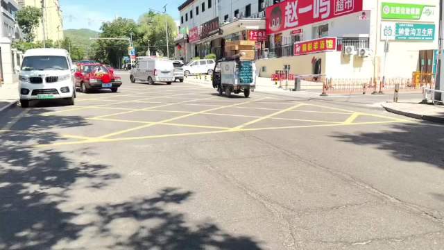 这家结婚用老式桑塔纳当婚车，后面跟了一整排系红绸的黑车，回头率是真高…