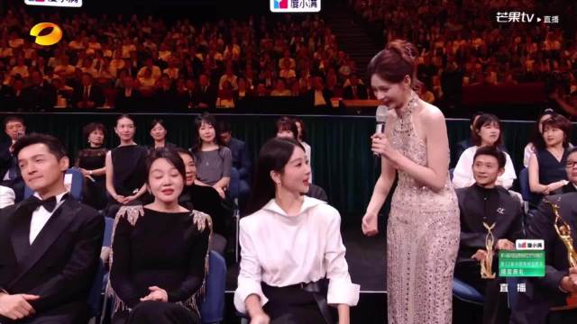 闫妮金鹰节采访幽默回应，左右逢源逗笑全场