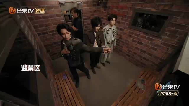 张真源看两遍记住舞蹈动作，密室领舞带队友整齐划一