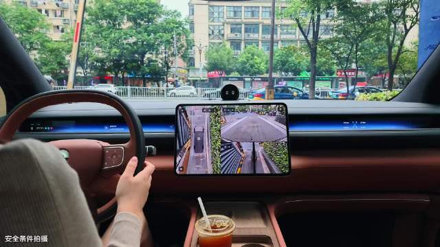 蔚来全新ES8世界模型成选道之王，告别立交变道焦虑