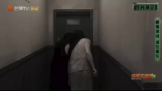 人在极度恐惧的时候居然还能分出脑子来道歉，这件事本身就挺荒诞的