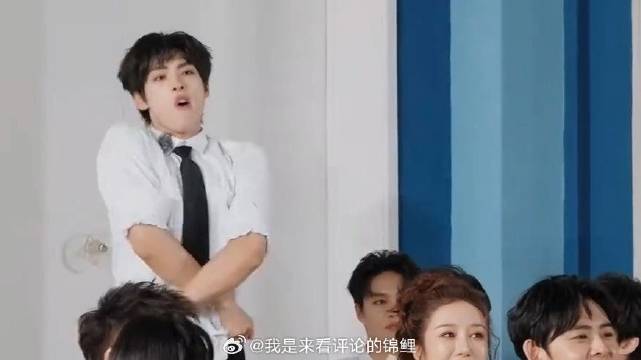纪凌尘亮肱二头肌挑衅 下秒颜安就要脱衣服秀腹肌，两个人都太抽象了！
