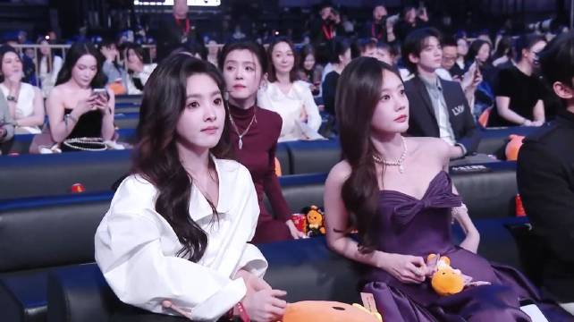 章若楠和李一桐同框，两个大美女，看的人都不知道更喜欢哪一个了