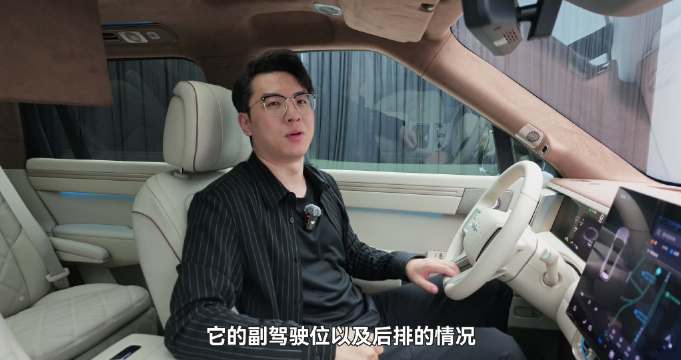 方程豹钛9副驾座椅提供零重力，摇篮模式一键开启