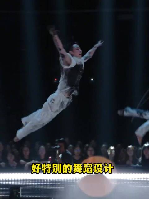 何炅见舞者墨渍衣急停拥抱，金鹰节舞台趣味瞬间