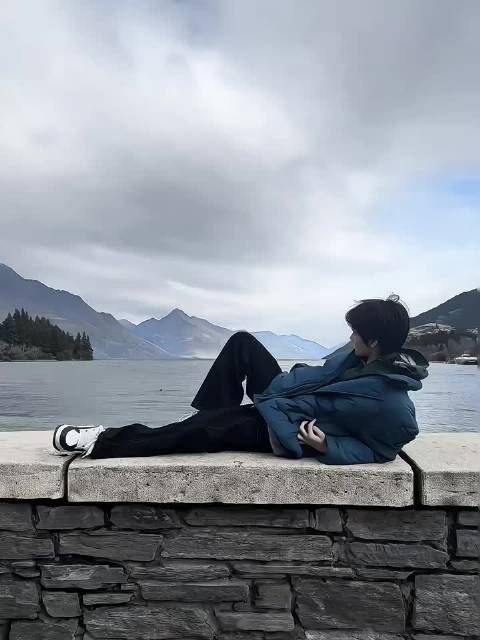 张真源躺下即出片，乌云背景忧郁氛围感