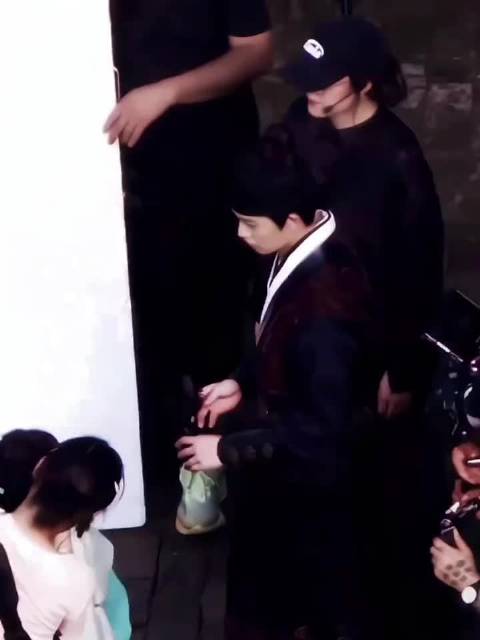 任嘉伦拿着小风扇帮小演员扇风，国超人真好
