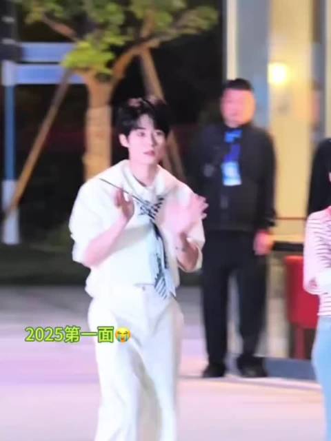 张真源被摸腋下，陈哲远乌龙插队抱团