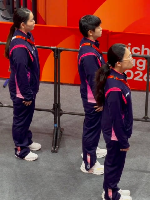 孙颖莎立正跟唱国歌，原来台上是女双冠军王曼昱和蒯曼的颁奖仪式