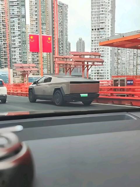 抓活的!这就是传说中的特斯拉赛博皮卡吗？
