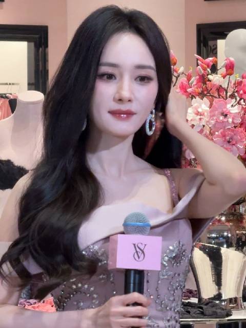 杨幂出场的那一刻，真是给人了一波猝不及防的美！