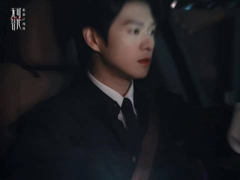 一边是剧里氛围感满满的深夜对手戏，一边是片场可爱花絮，戏里深情，戏外搞笑