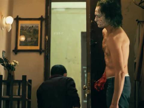 他曾拖着疲惫的身体爬上这长长的阶梯，如今却以癫狂的舞步征服它…