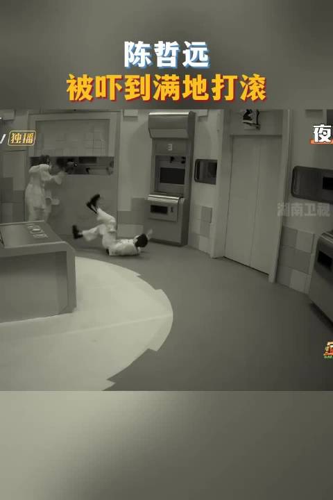 陈哲远也太可爱了，直接光明正大跟着张真源学动作，明目张胆抄作业既视感