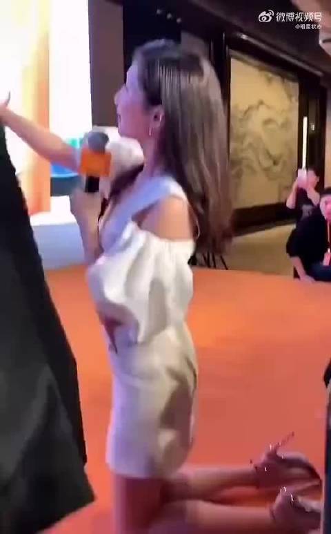 对面的是谁啊，竟然能让江疏影跪下说话