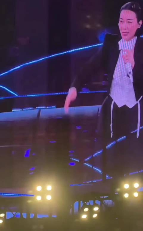 那英演唱会压轴介绍王菲，调侃眼镜王菲当场摘镜