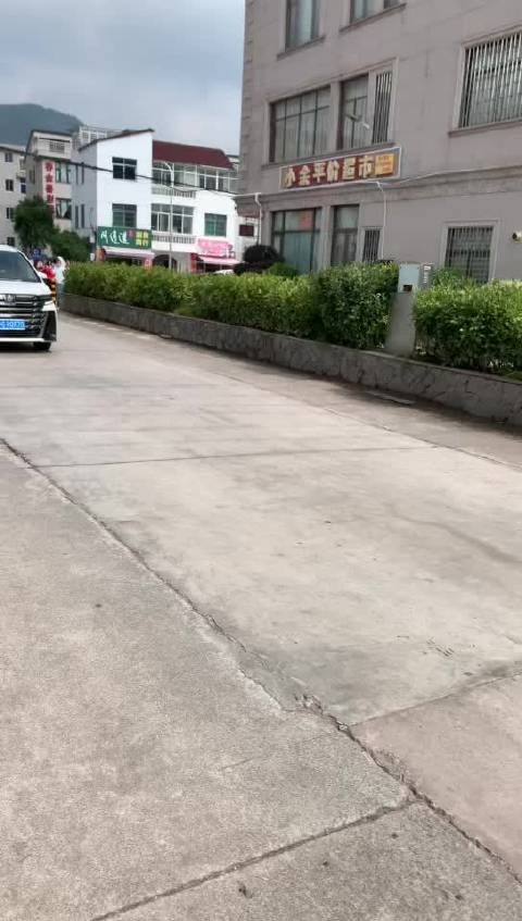 9.30任嘉伦大哥上班啦，工作顺顺利利