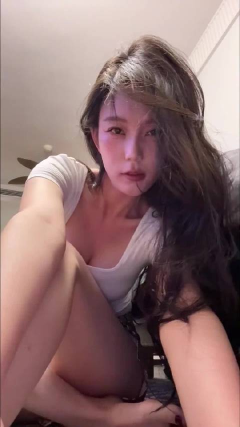 最近看那个存在感零，感觉李一桐还是真的很漂亮啊，就是不红