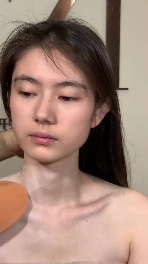 没化妆之前，第一眼还以为是高圆圆呢，太像了