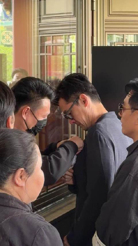 胡歌现身游本昌追悼会