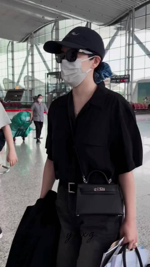 阚清子的机场造型总能让人眼前一亮，直接把赶路的机场走出时装秀的氛围感…