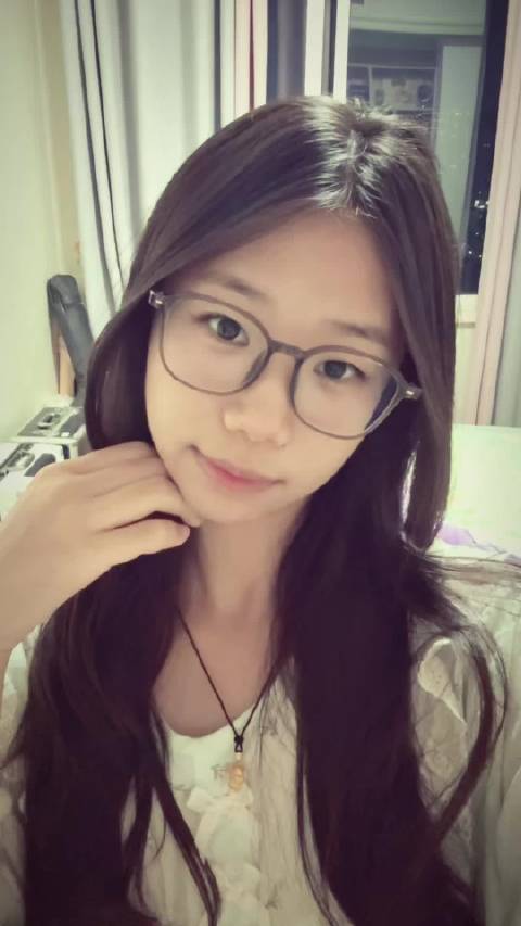 她是个眼镜妹 容易醉 爱听陶喆melody