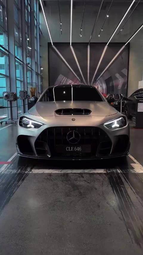 梅赛德斯-AMG CLE 646 特别定制版 由V8双涡轮增压发动机驱动，采用纯后轮驱动