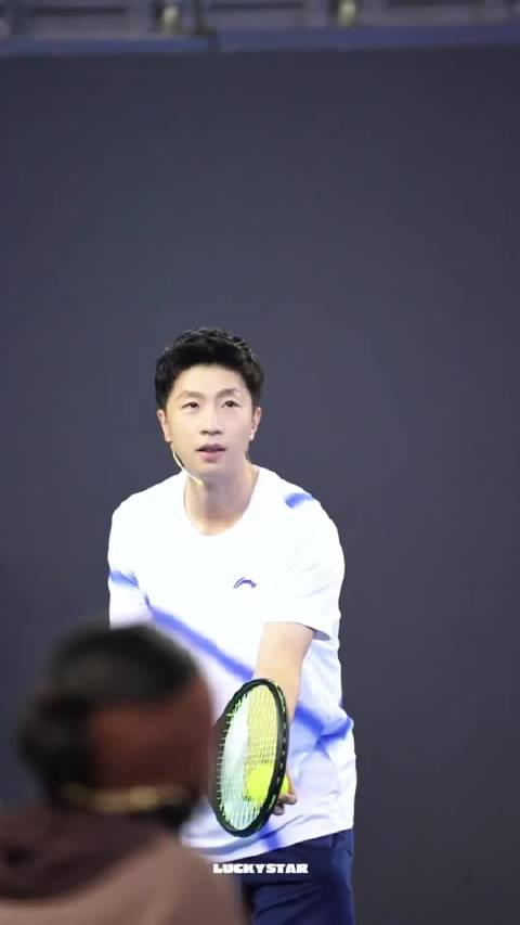 马龙跨界网球首战便闯进决赛，全能老将实力太惊艳