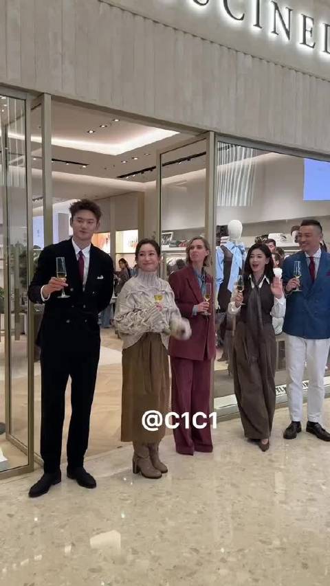 宁泽涛秦海璐朱珠现身活动现场