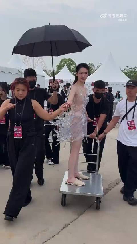 戚薇穿水花裙被束缚，三工作人员协力进场