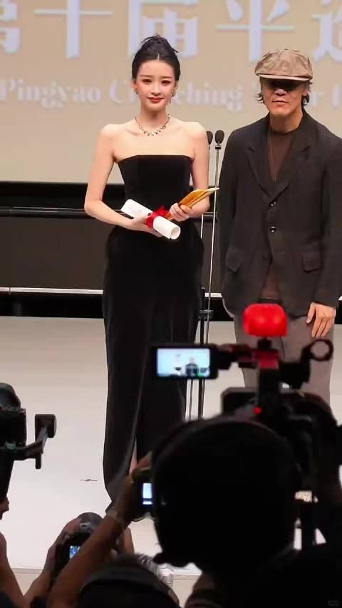 恭喜孙怡!拿下费穆荣誉·最佳女演员,在《爱情笑话》中
