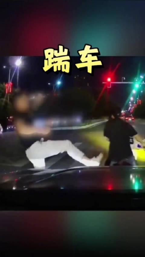 孕妇骑电动车别车拦路被踹