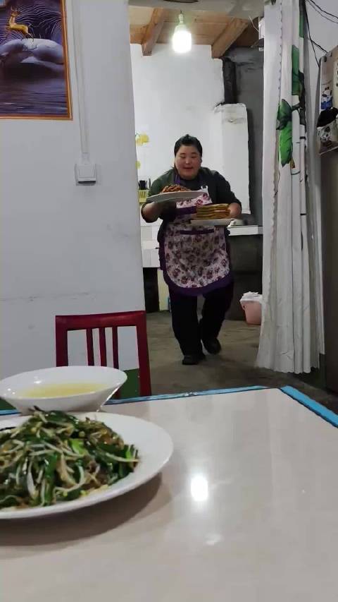 一个大哥晒老婆做饭的视频火了，网友：姐，真的没人请你去做饭吗？