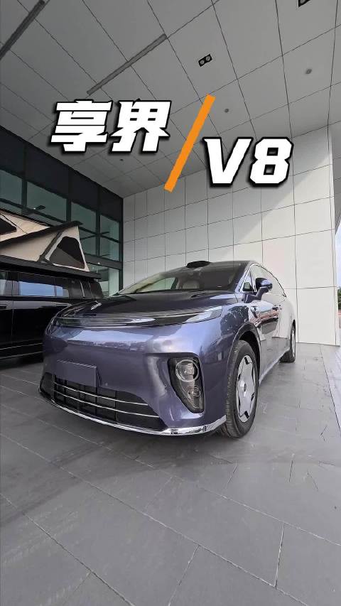 还没能试驾享界 V8，但光看这个旋转迎宾座椅就很心动，老人上下车太友好