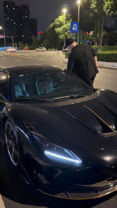 00后弟弟开拉法接吃烧烤，车主谈真实体验