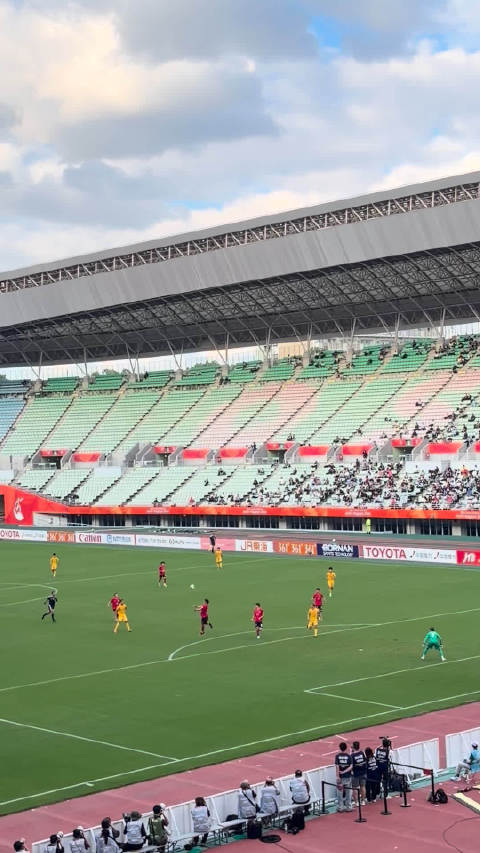 国足亚运半场1-1韩国，毛伟杰助攻王钰栋破门后伤退