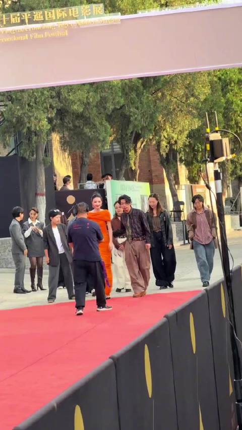 不愧是女明星，本人白到发光，好瘦好美！
