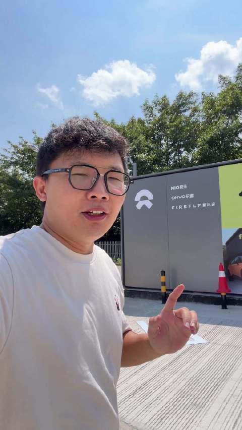 我的老家三四线城市小龙岩都有三座蔚来换电站了！现在萤火虫也能换电了！…